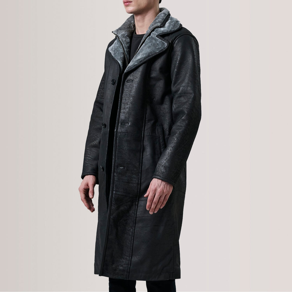 
Cai Distressed Fekete Leather Shearling Bőrkabát Férfi For Men - Oldalnézet az ergonomikus ujjkialakítással