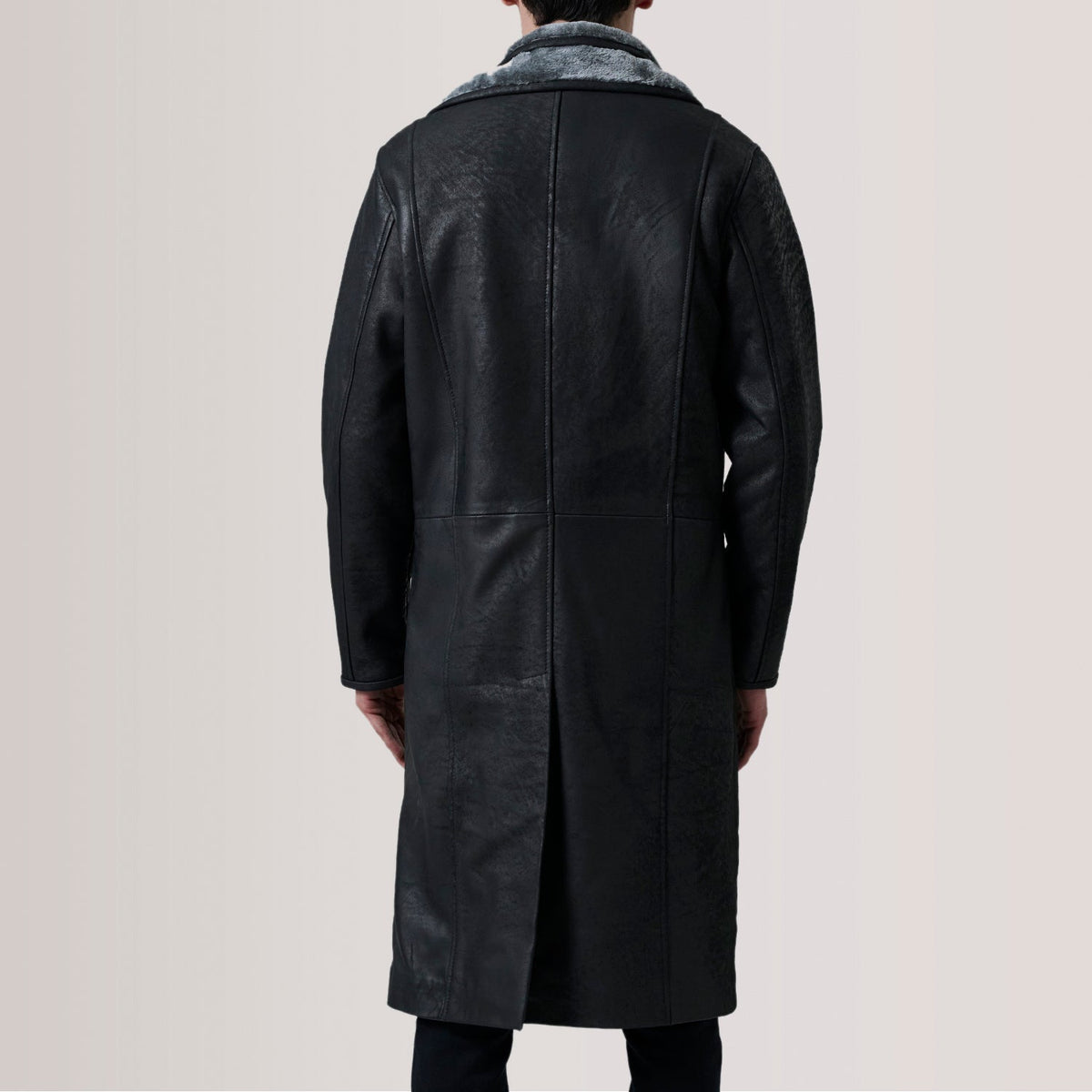 
Közeli részlet of Notch & Button Hardware on Cai Distressed Fekete Leather Shearling Bőrkabát Férfi For Men