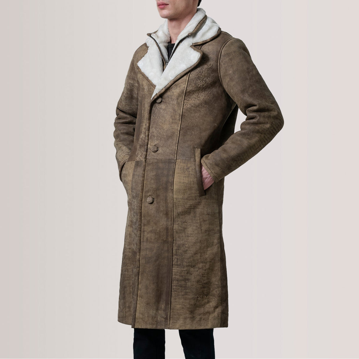 Cai Distressed Brown Leather Shearling Coat For Men - Oldalnézet az ergonomikus ujjkialakítással