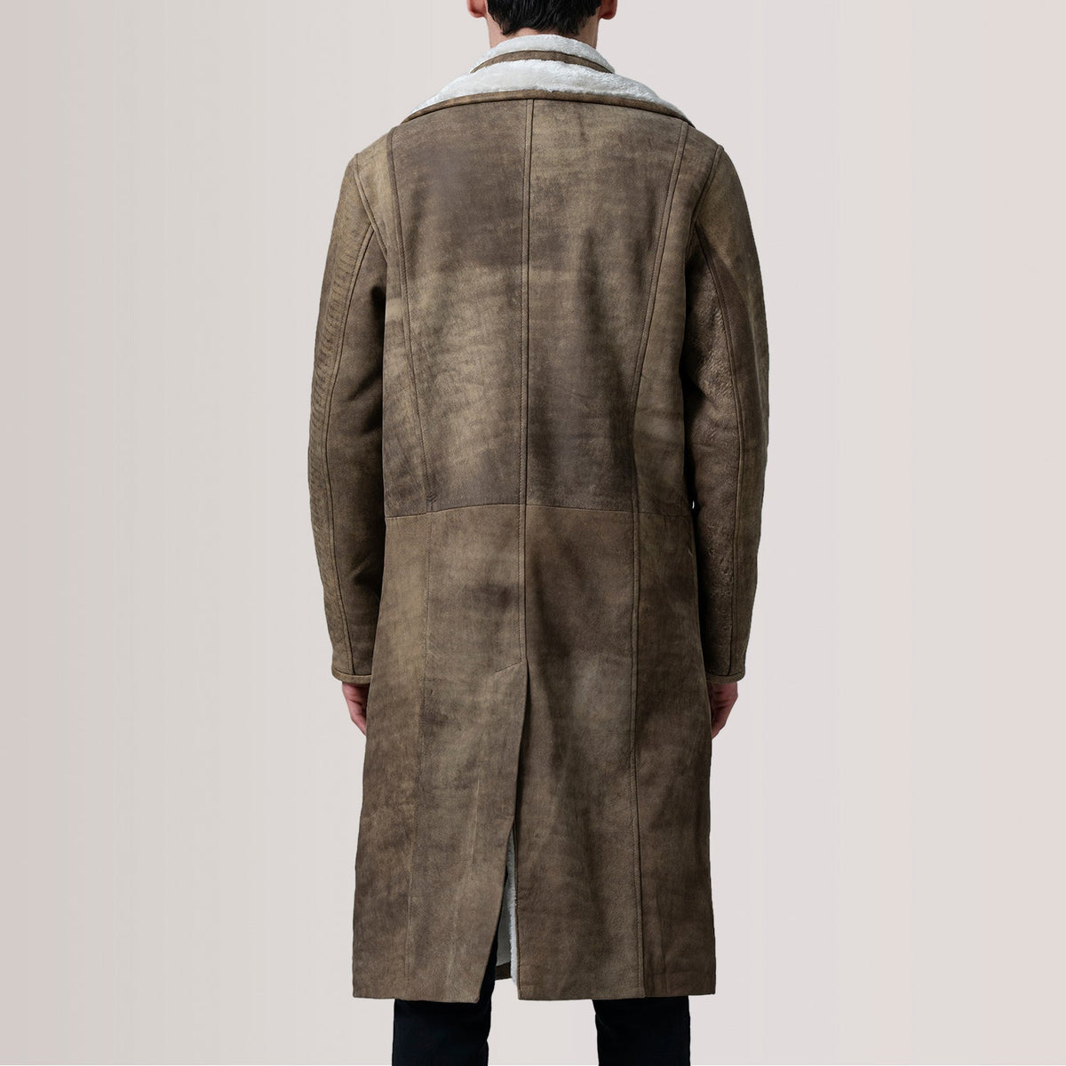 Közeli részlet of Notch & Button Hardware on Cai Distressed Brown Leather Shearling Coat For Men