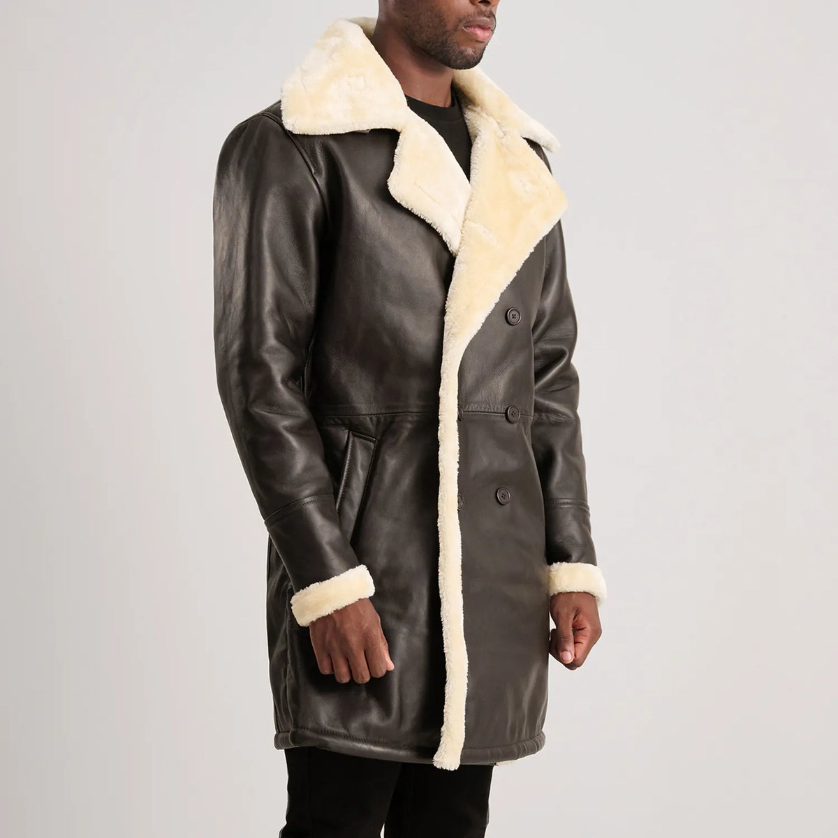 
Viselési perspektíva:  Charles Brown Suede Leather Shearling Double-Breasted Coat modellen természetes nappali fényben