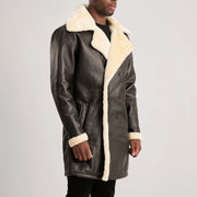 
Viselési perspektíva:  Charles Brown Suede Leather Shearling Double-Breasted Coat modellen természetes nappali fényben