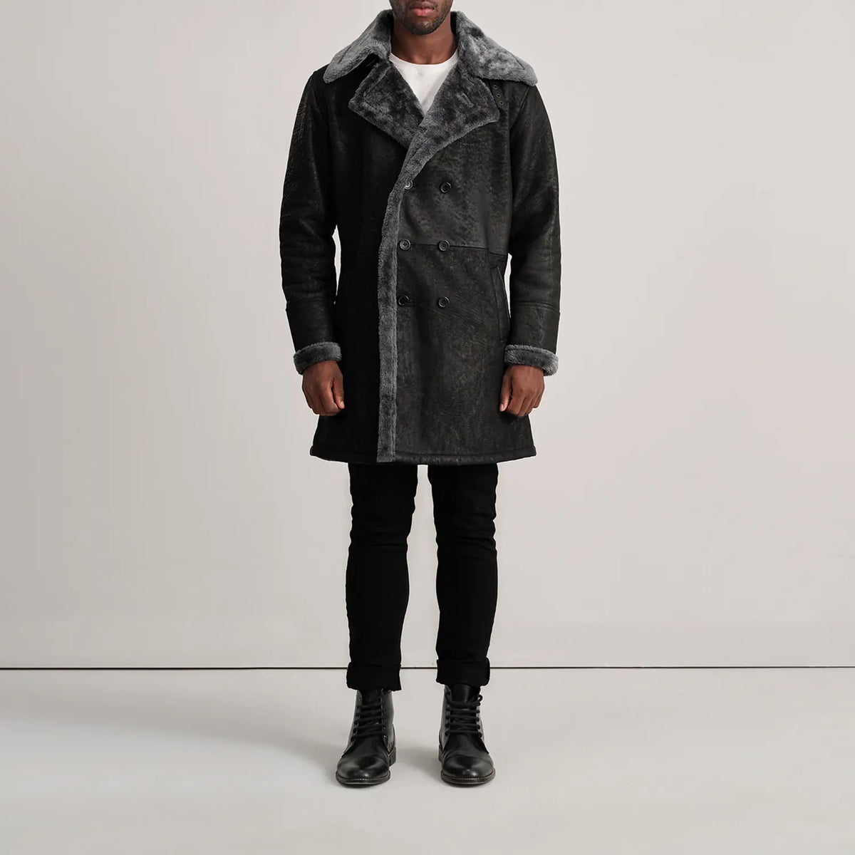 
Charles Brown Suede Leather Shearling Double-Breasted Coat - Oldalnézet az ergonomikus ujjkialakítással