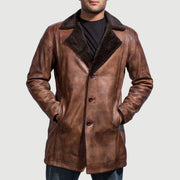 
Cinnamon Distressed Leather Fur Bőrkabát Férfi - Oldalnézet az ergonomikus ujjkialakítással