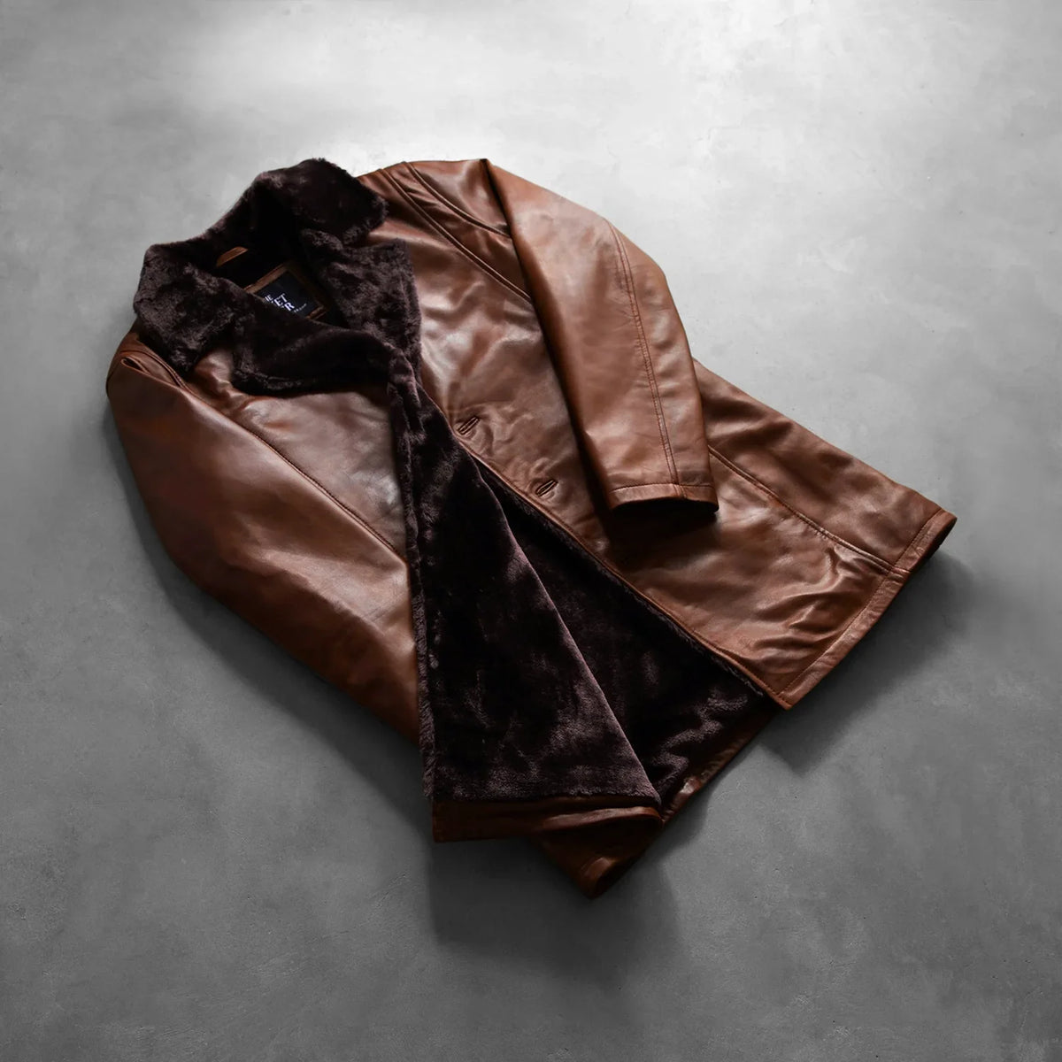 
Viselési perspektíva:  Cinnamon Distressed Leather Fur Bőrkabát Férfi modellen természetes nappali fényben