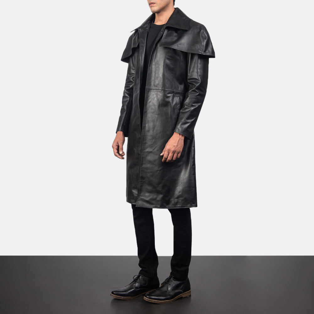 
Black Cowhide Leather Trench Coat - Hátulnézet precíz vállilleszkedéssel és tiszta szegéllyel