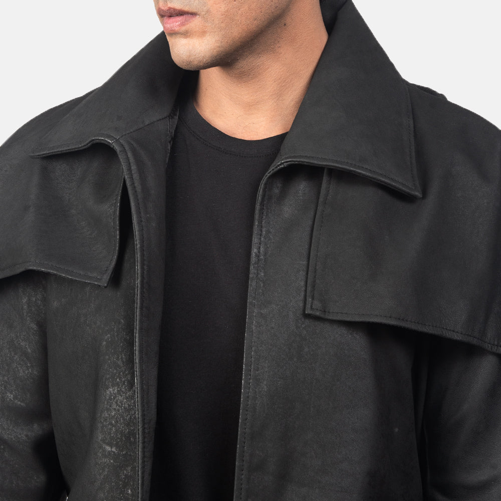 
Közeli részlet of Classic Collar & Heavy-Duty Zipper Hardware on Classic Distressed Fekete Leather Duster Férfi