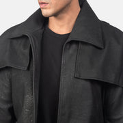 
Közeli részlet of Classic Collar & Heavy-Duty Zipper Hardware on Classic Distressed Fekete Leather Duster Férfi