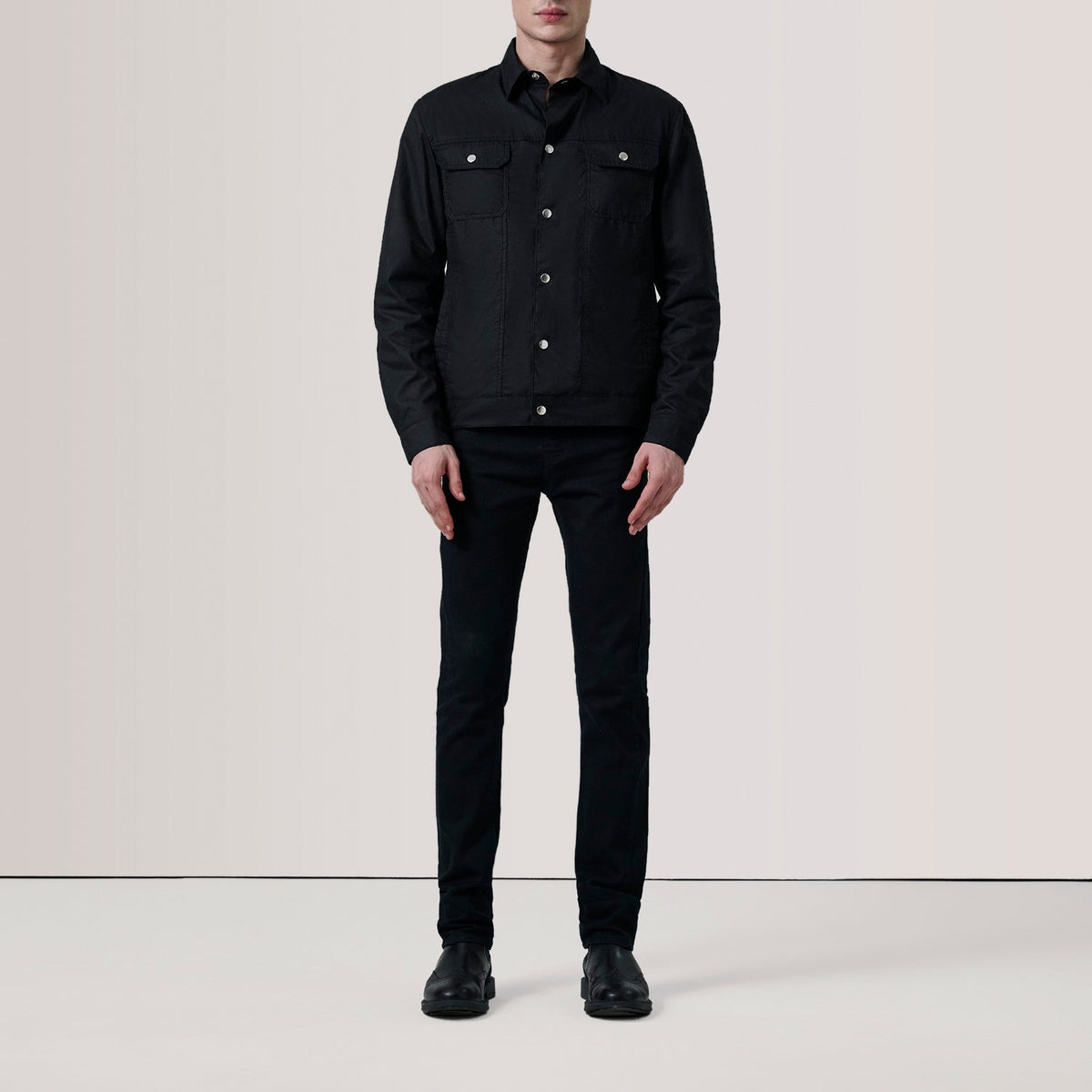 
Black Waxed Cotton Canvas Leather Jacket - Hátulnézet precíz vállilleszkedéssel és tiszta szegéllyel