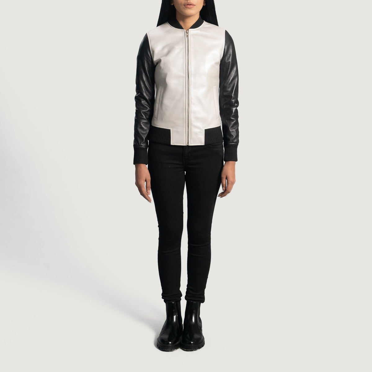 
Közeli részlet of Varsity & Zipper Hardware on Cole Silver Bőr Bomber Dzseki Női