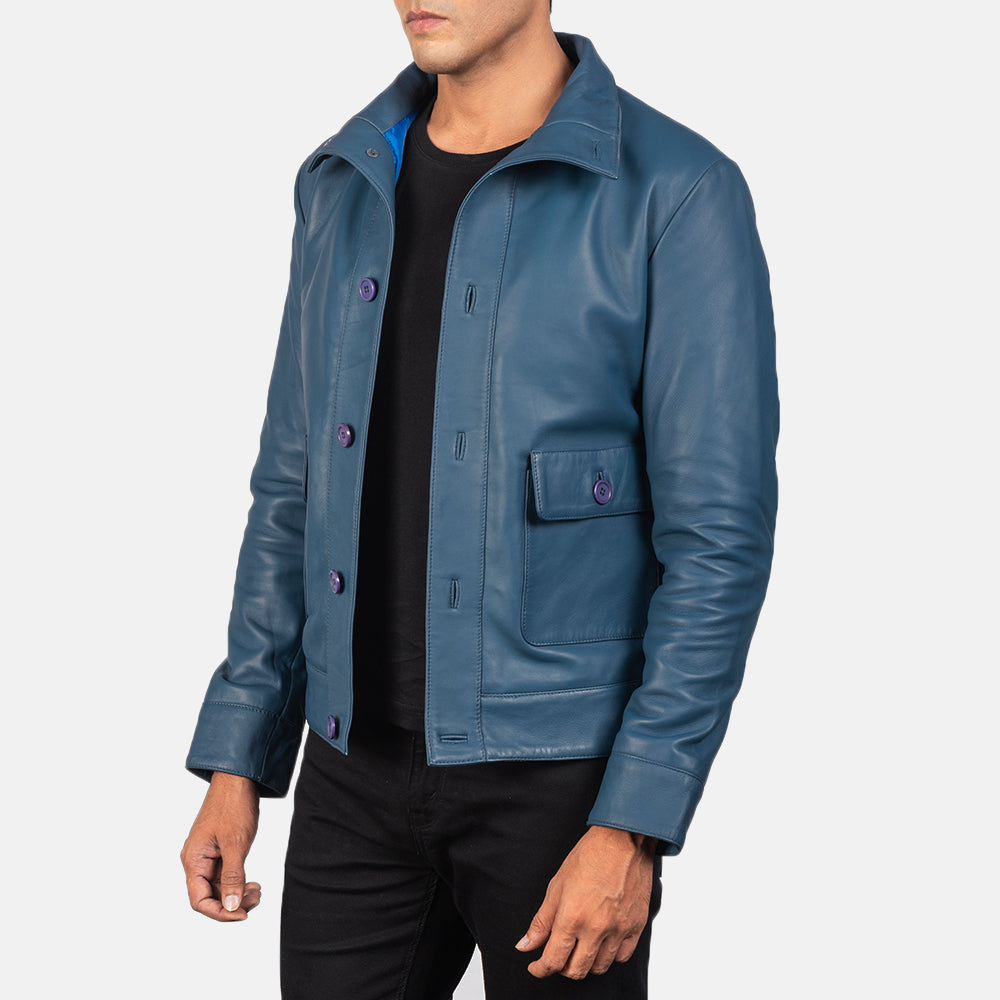 
Viselési perspektíva:  Norman Black Hooded Bomber Leather Puffer Jacket modellen természetes nappali fényben