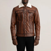 
Közeli részlet of Classic Collar & Button Hardware on Dallis Barna Leather Shearling Trucker Bőrdzseki Férfi