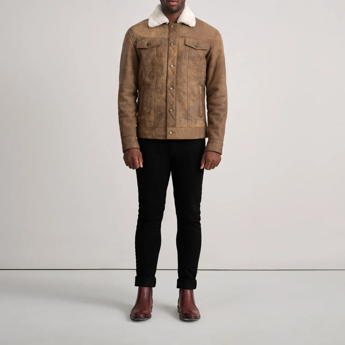 
Dallis Distressed Barna Leather Shearling Trucker Bőrdzseki Férfi - Oldalnézet az ergonomikus ujjkialakítással