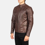 
Viselési perspektíva:  Damian Grey Suede Biker Jacket modellen természetes nappali fényben
