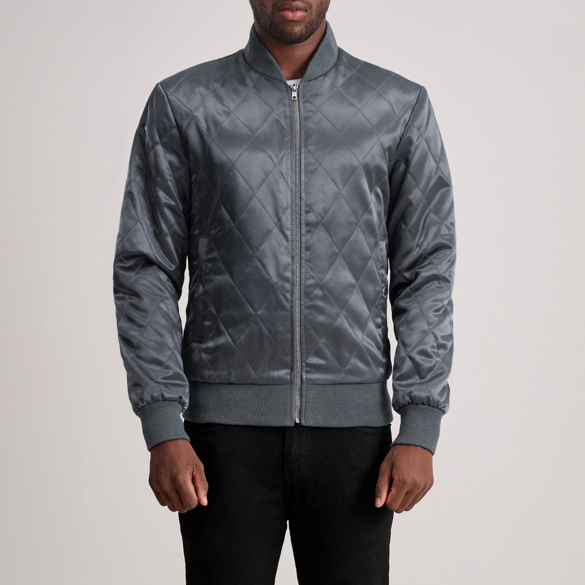 
Danson Steppelt Grey Varsity Bőrdzseki Férfi in Grey Satin - Elölnézet & testre szabott sziluett | Online vásárlás