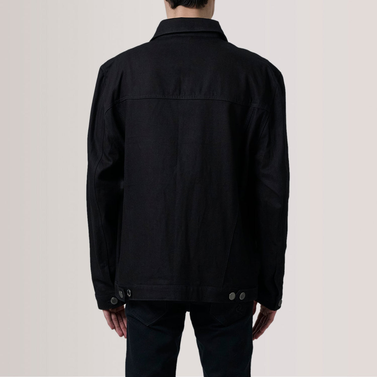 
Közeli részlet of Classic Collar & Heavy-Duty Zipper Hardware on Eddie Fekete Oversized Denim Trucker Bőrdzseki Férfi For Men