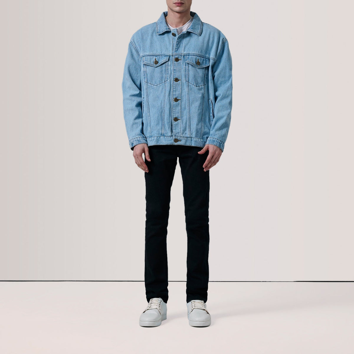 
Light Blue Full-Grain leather Jacket - Hátulnézet precíz vállilleszkedéssel és tiszta szegéllyel