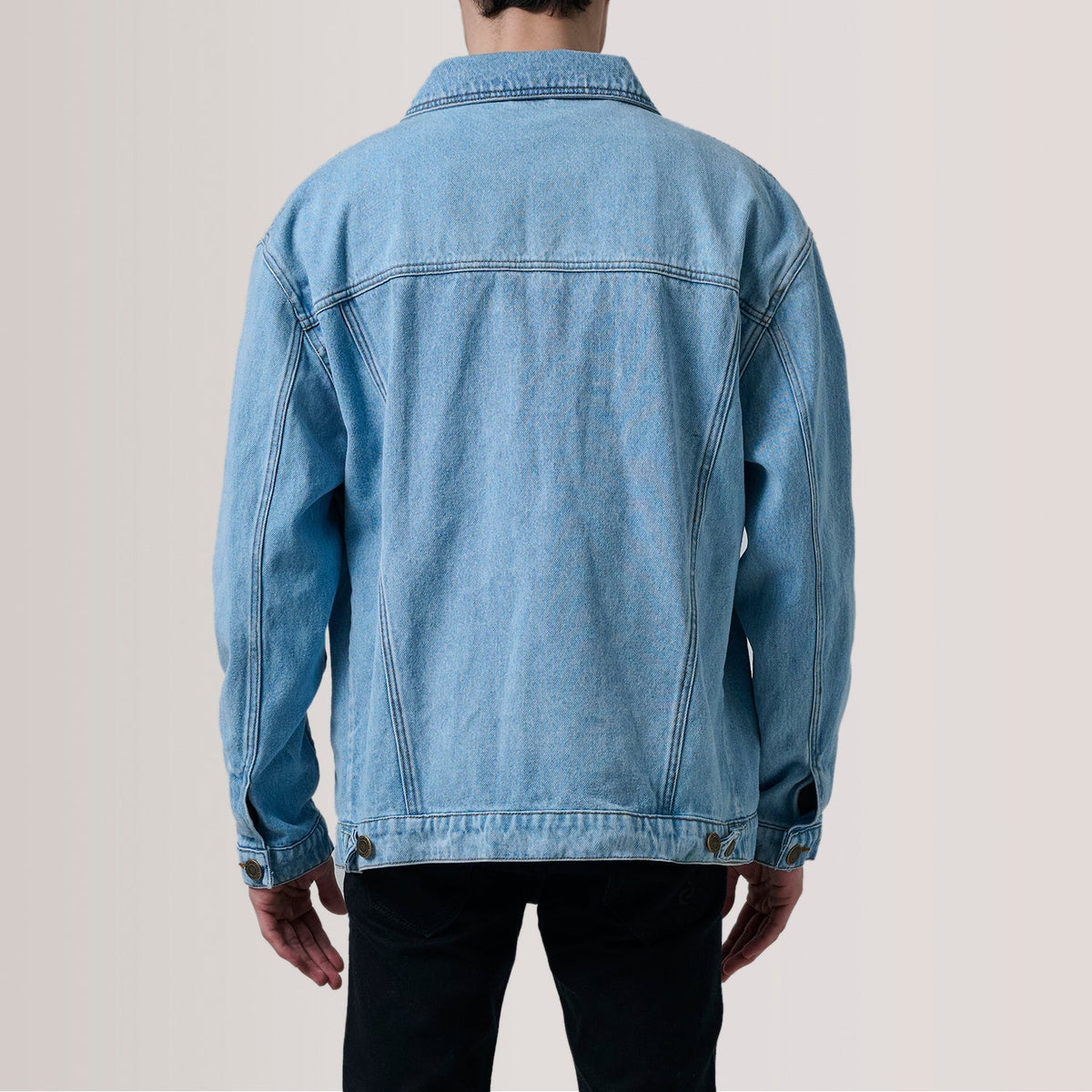 
Közeli részlet of Classic Collar & Heavy-Duty Zipper Hardware on Eddie Light Kék Oversized Denim Trucker Bőrdzseki Férfi For Men
