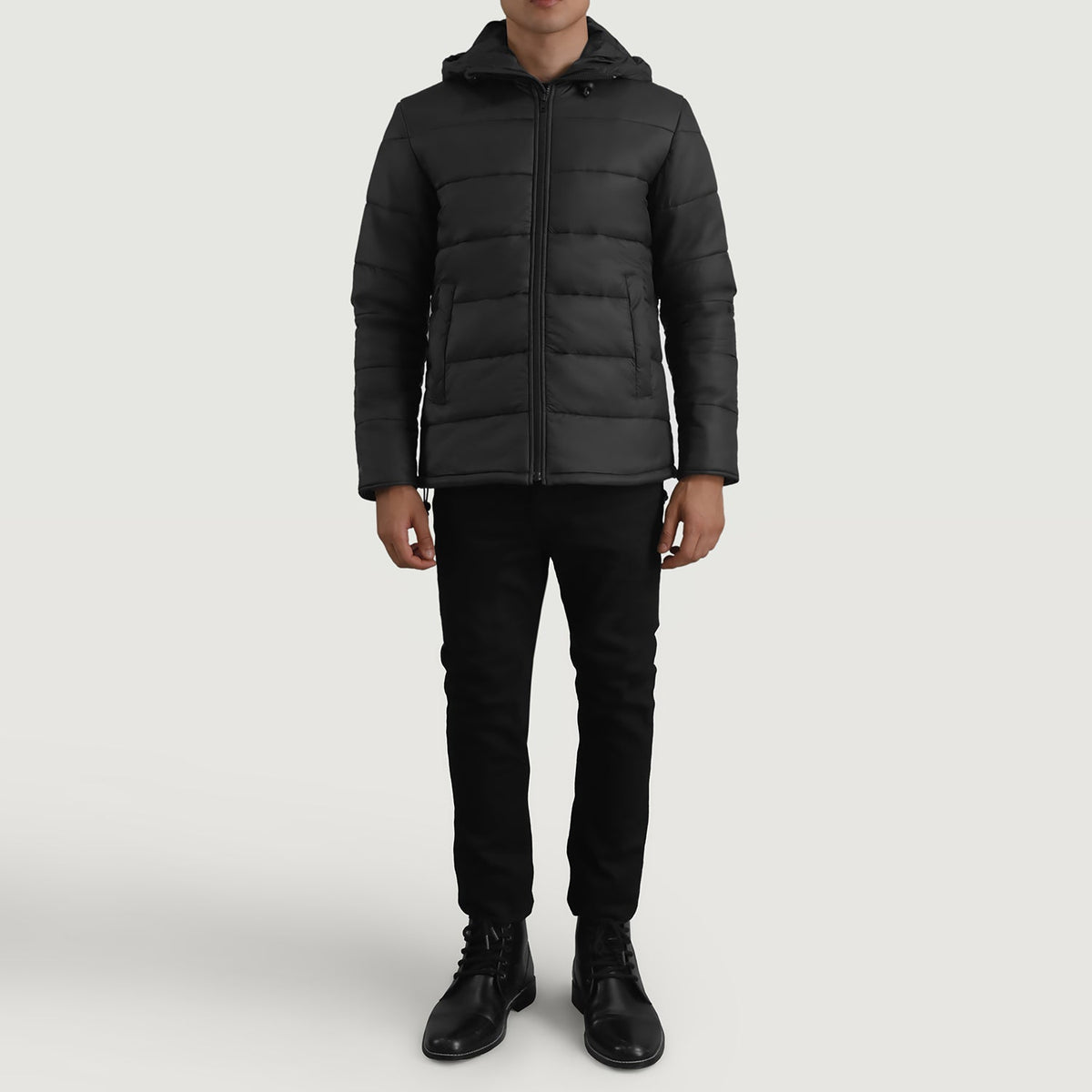 
Erico Fekete Hooded Puffer Bőrdzseki Férfi - Oldalnézet az ergonomikus ujjkialakítással