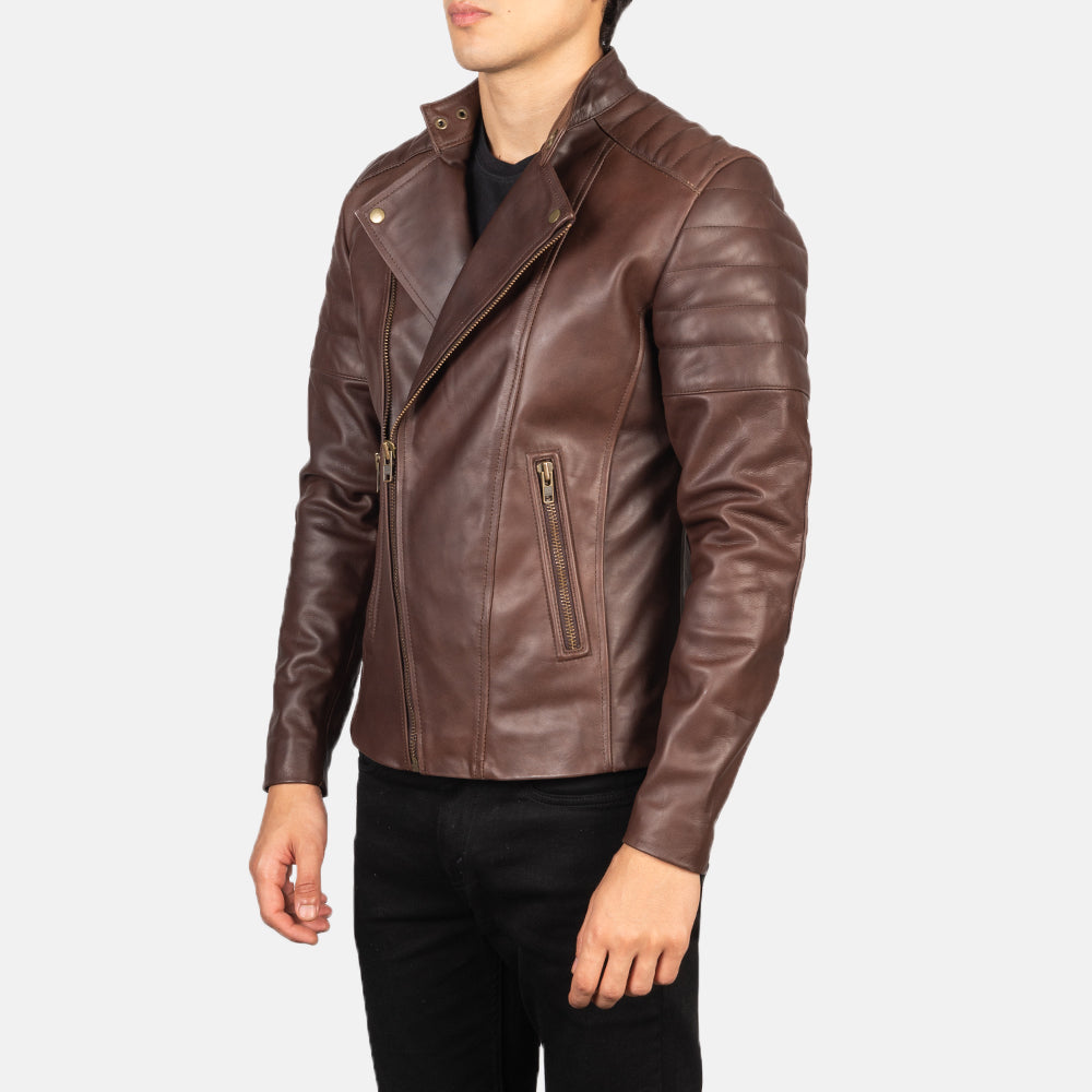 
Viselési perspektíva:  Faisor Mocha Suede Biker Jacket modellen természetes nappali fényben