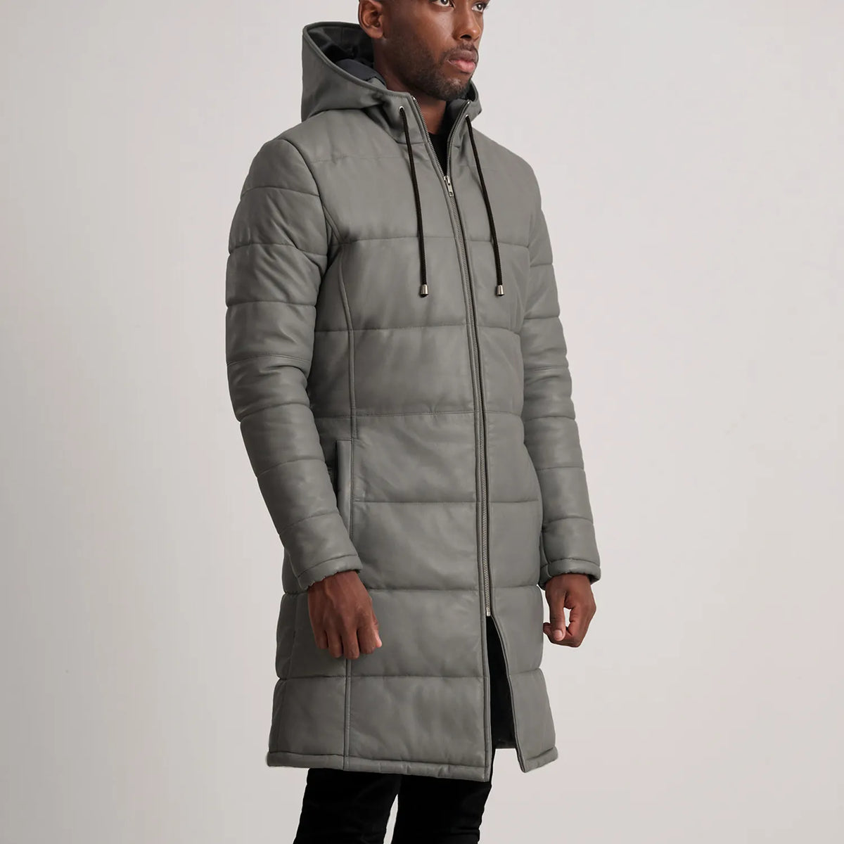 
Viselési perspektíva:  Floyd Tan Hooded Leather Puffer Coat modellen természetes nappali fényben