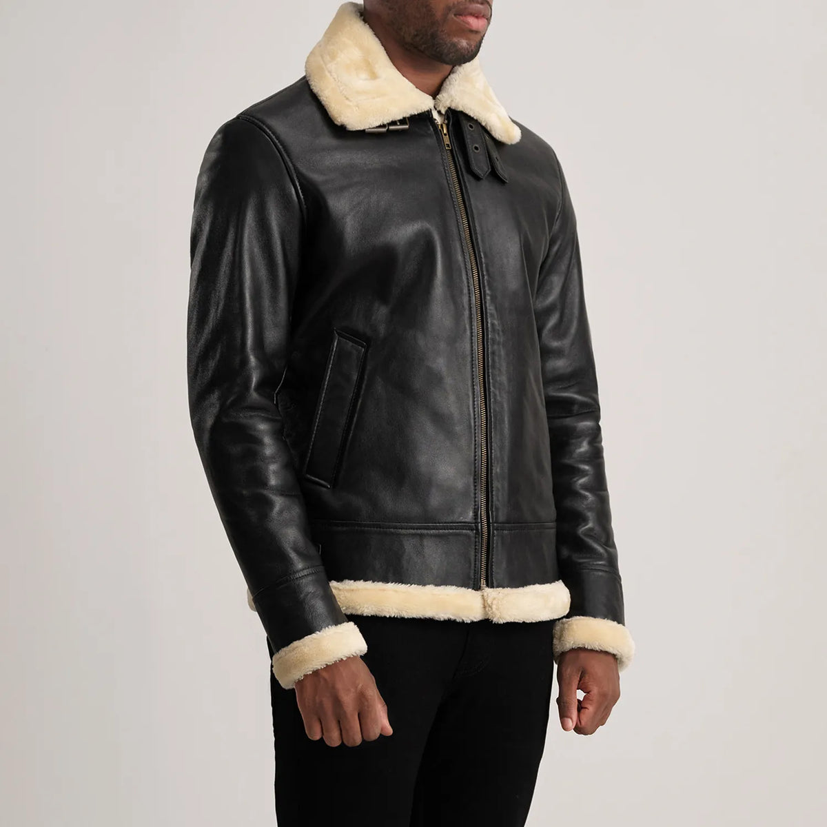 
Black Sheepskin Leather Bomber Jacket - Hátulnézet precíz vállilleszkedéssel és tiszta szegéllyel