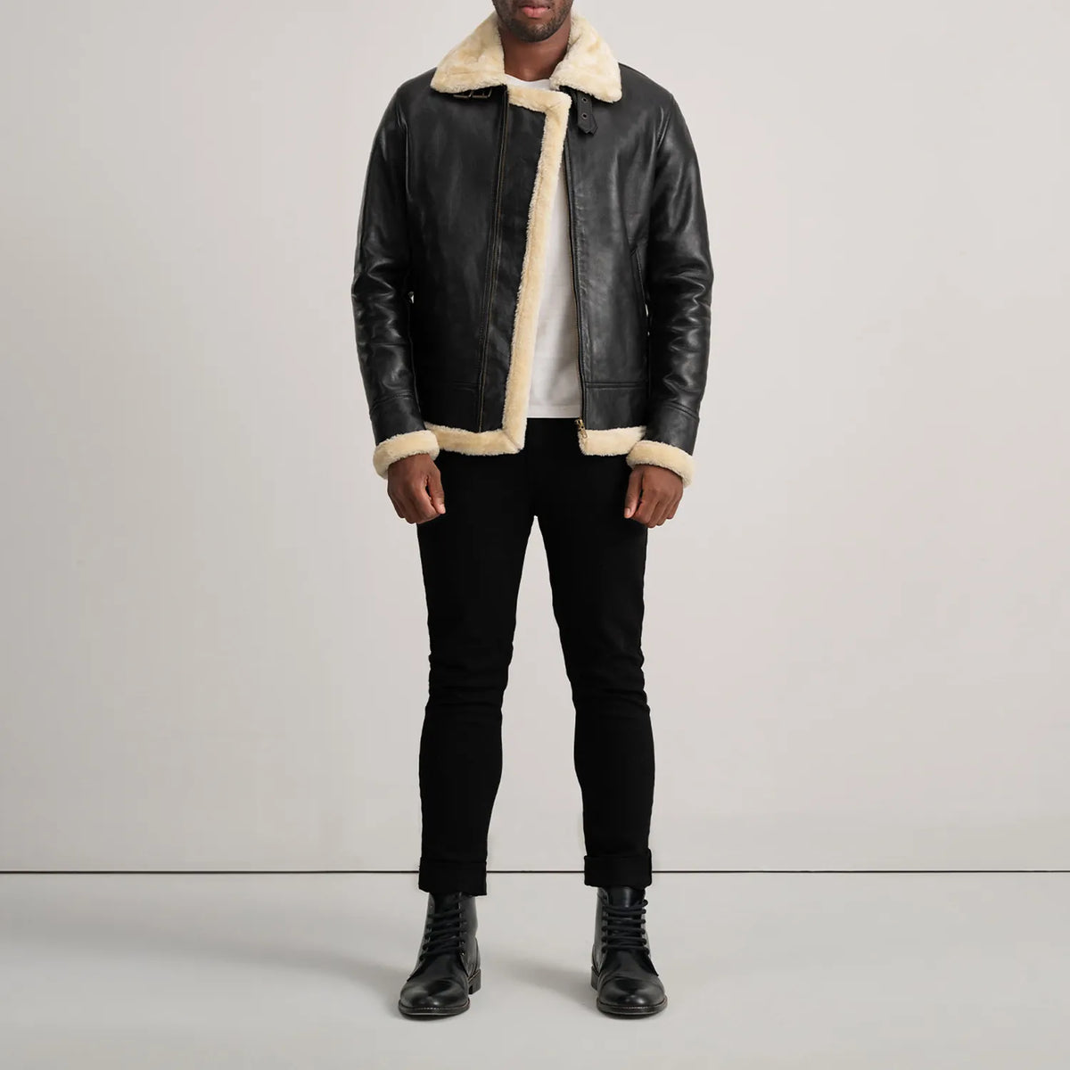 
Francis B-3 Black Leather Bomber Jacket - Oldalnézet az ergonomikus ujjkialakítással