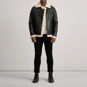 
Francis B-3 Black Leather Bomber Jacket - Oldalnézet az ergonomikus ujjkialakítással