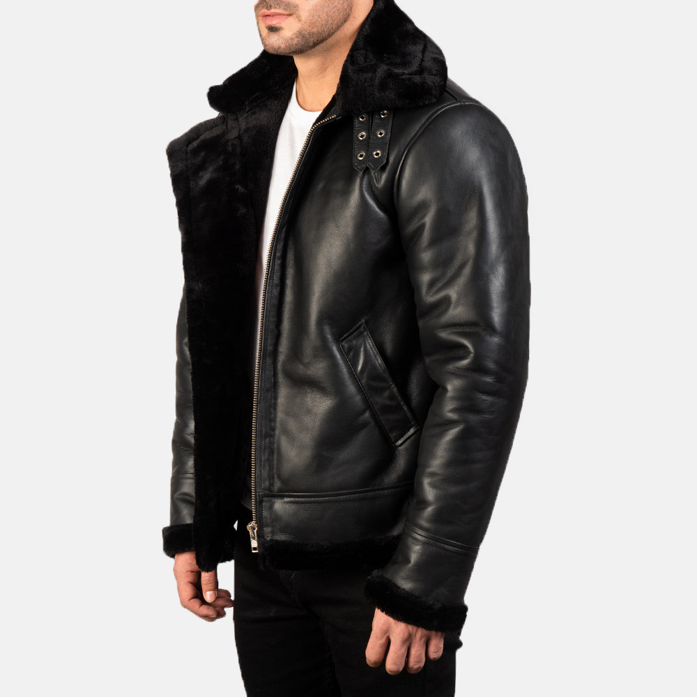 
Viselési perspektíva:  Francis B-3 Black Leather Bomber Jacket modellen természetes nappali fényben