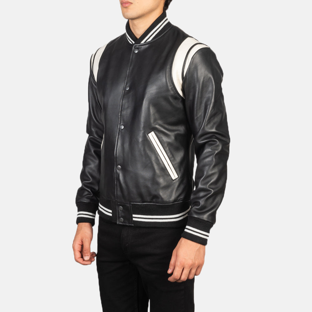 
Black & White Sheepskin Leather Varsity Jacket - Hátulnézet precíz vállilleszkedéssel és tiszta szegéllyel