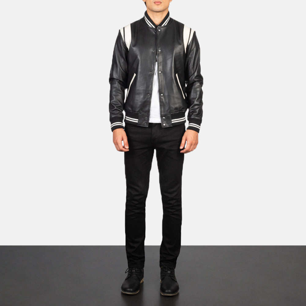 
Dantee Black Leather Varsity Jacket - Oldalnézet az ergonomikus ujjkialakítással