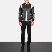 
Dantee Black Leather Varsity Jacket - Oldalnézet az ergonomikus ujjkialakítással