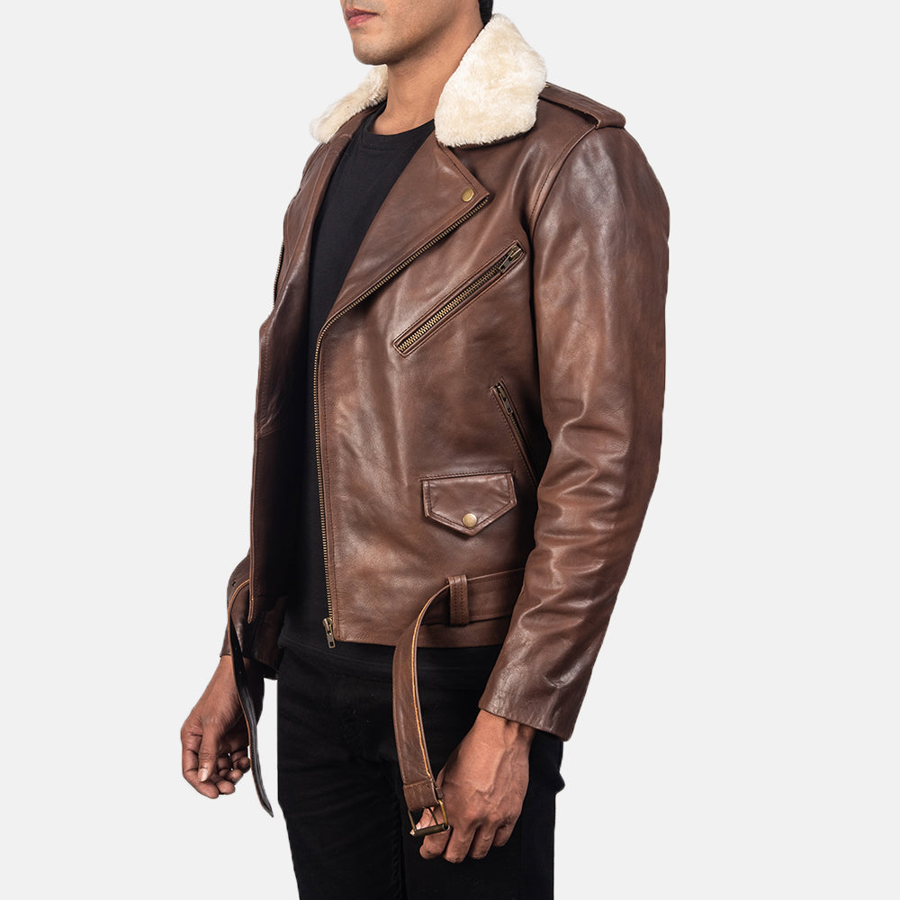 
Viselési perspektíva:  Furton Black Leather Biker Jacket modellen természetes nappali fényben