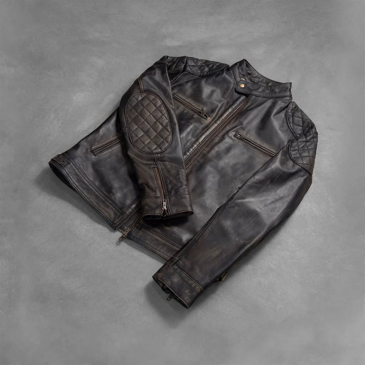 
Viselési perspektíva:  Gatsby Quilted Distressed Brown Leather Jacket modellen természetes nappali fényben