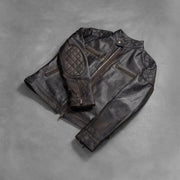 
Viselési perspektíva:  Gatsby Quilted Distressed Brown Leather Jacket modellen természetes nappali fényben
