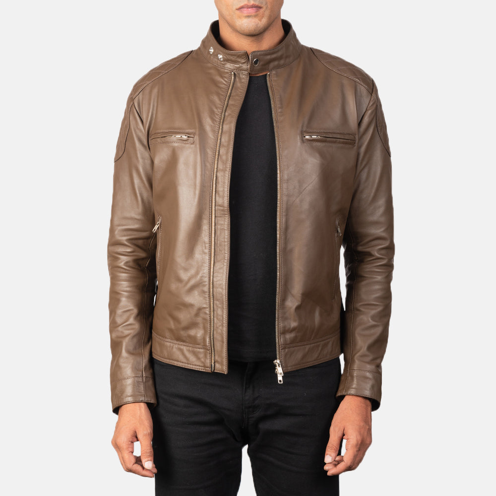 
Gatsby Mocha Bőr Motoros Dzseki Férfi in Dark Brown Sheepskin Leather - Elölnézet & testre szabott sziluett | Online vásárlás