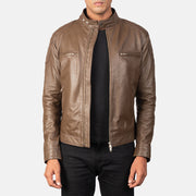 
Gatsby Mocha Bőr Motoros Dzseki Férfi in Dark Brown Sheepskin Leather - Elölnézet & testre szabott sziluett | Online vásárlás