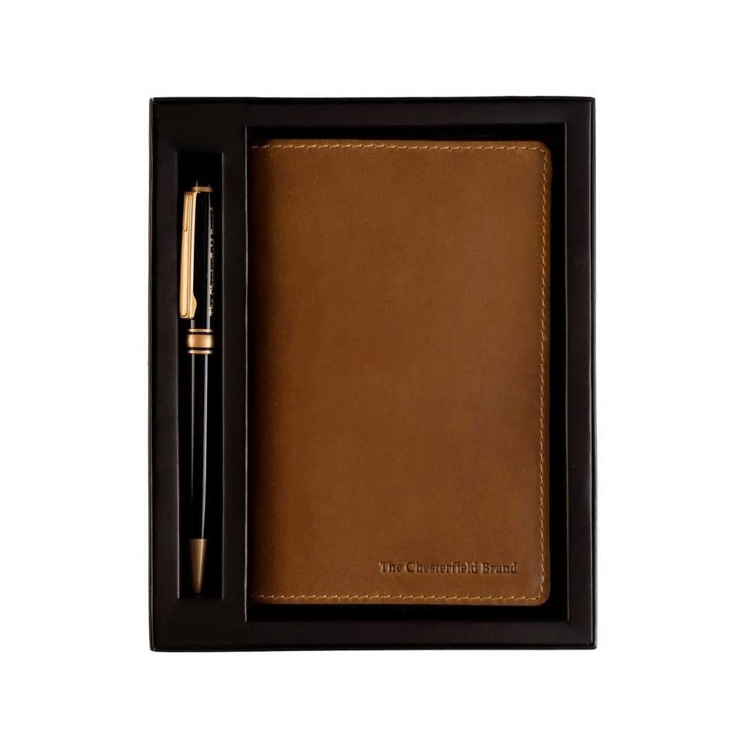 
Giftset Leather Writing Case and Pen (Passport holder) in Classic Full-Grain Leather - Elölnézet & testre szabott sziluett | Online vásárlás