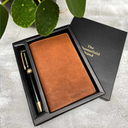
Classic Full-Grain leather Goods - Hátulnézet precíz vállilleszkedéssel és tiszta szegéllyel