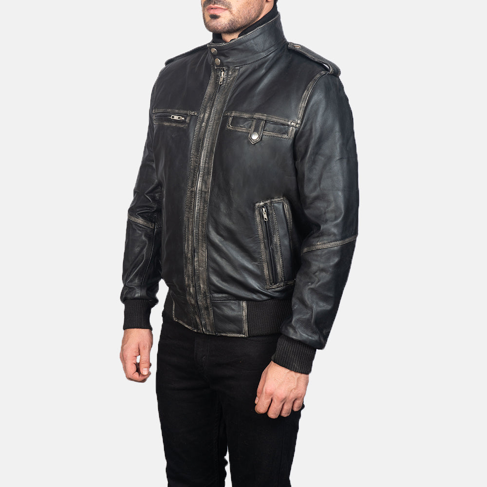 
Black Cowhide Leather Bomber Jacket - Hátulnézet precíz vállilleszkedéssel és tiszta szegéllyel
