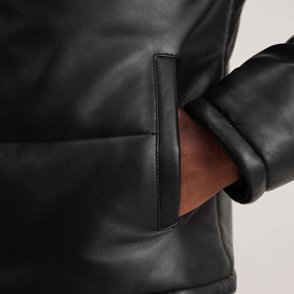 
Belső bélés nézet Showing Polyester Lining & Két funkcionális belső zseb