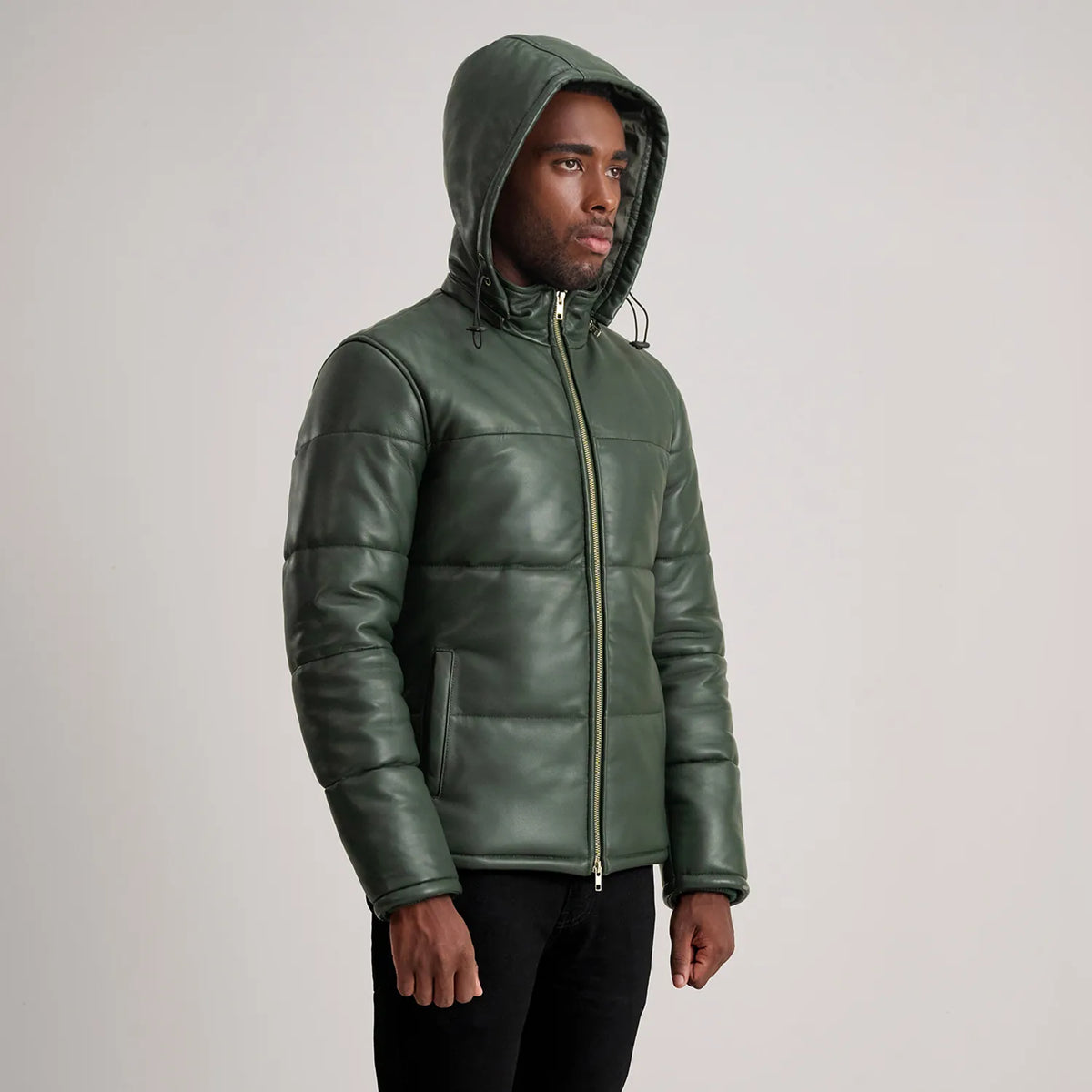 
Viselési perspektíva:  Gordon Tan Hooded Leather Puffer Jacket modellen természetes nappali fényben