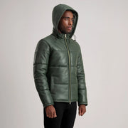 
Viselési perspektíva:  Gordon Tan Hooded Leather Puffer Jacket modellen természetes nappali fényben