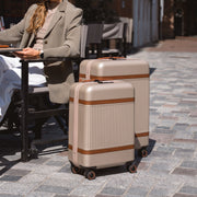 
Közeli részlet of Classic Collar & Heavy-Duty Zipper Hardware on Hand Luggage Suitcase Zuna Női Női