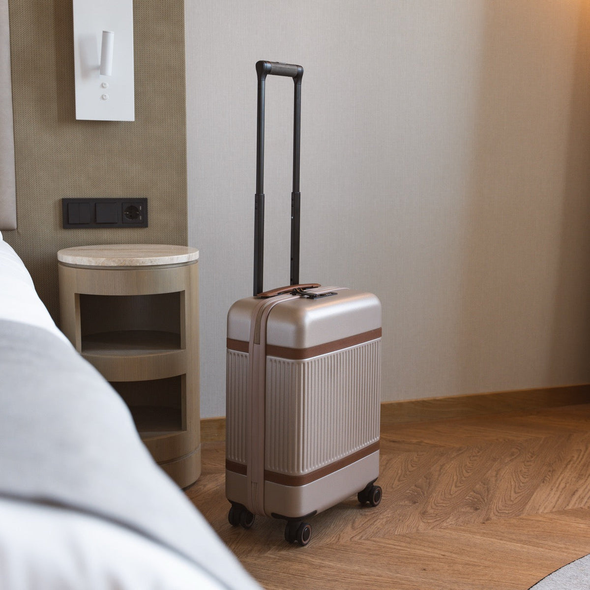 
Hand Luggage Suitcase Zuna Női Női - Oldalnézet az ergonomikus ujjkialakítással