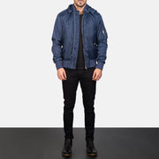
Blue Hooded Bomber Jacket - Oldalnézet az ergonomikus ujjkialakítással
