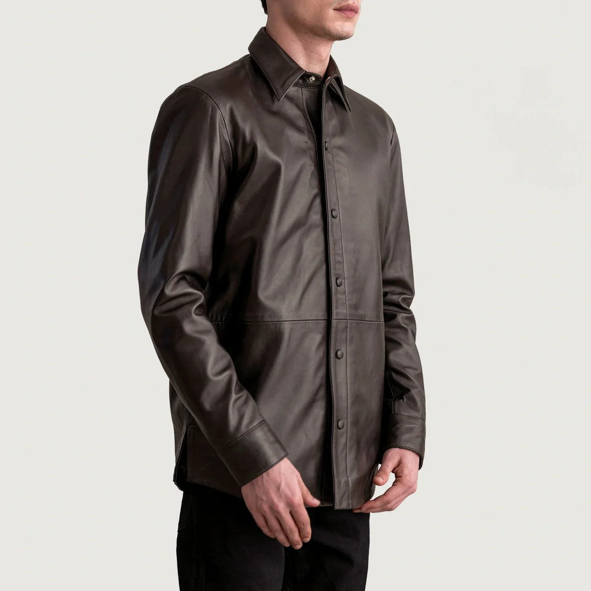
Viselési perspektíva:  Haven Black Leather Shirt modellen természetes nappali fényben