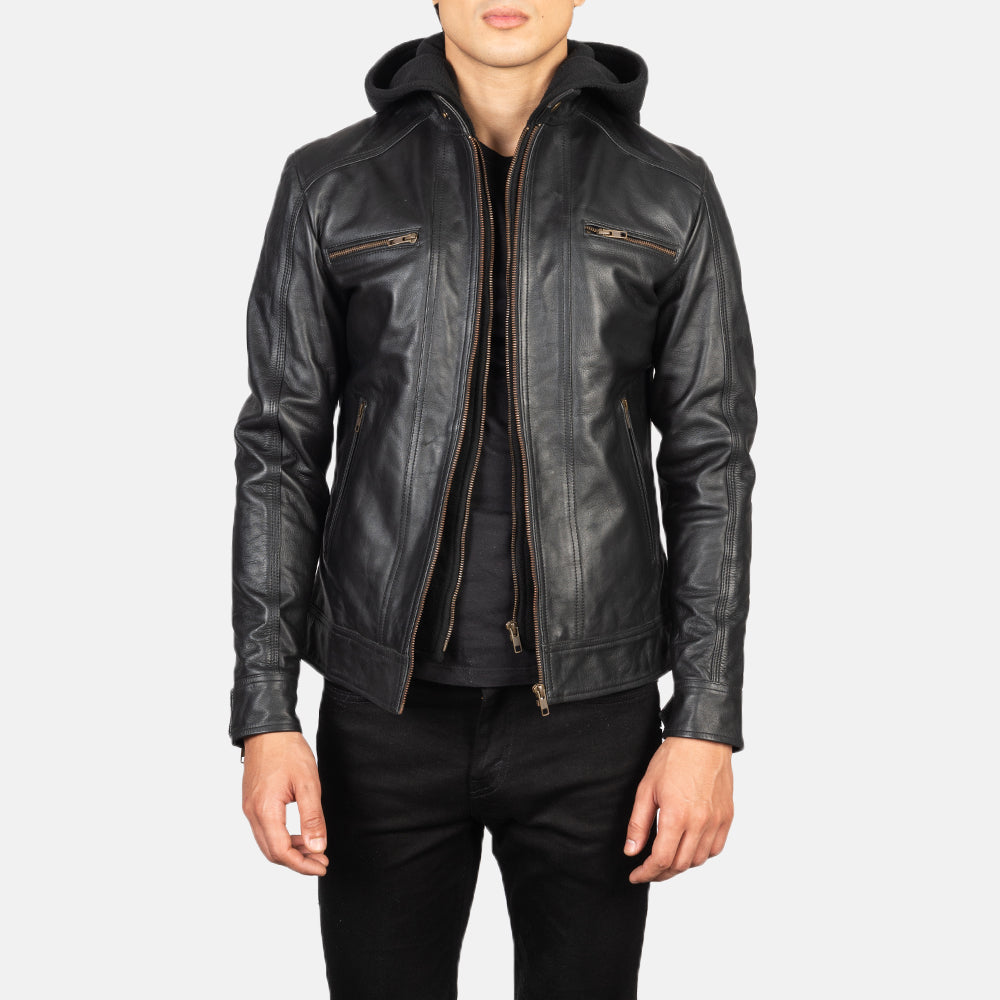 
Hector Fekete Hooded Bőr Motoros Dzseki Férfi in Black Cowhide Leather - Elölnézet & testre szabott sziluett | Online vásárlás