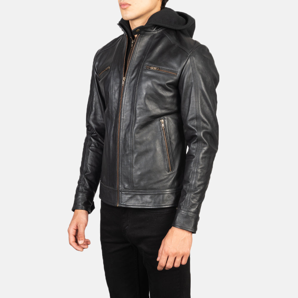 
Black Cowhide Leather Biker Jacket - Hátulnézet precíz vállilleszkedéssel és tiszta szegéllyel