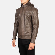 
Brown Cowhide Leather Biker Jacket - Hátulnézet precíz vállilleszkedéssel és tiszta szegéllyel